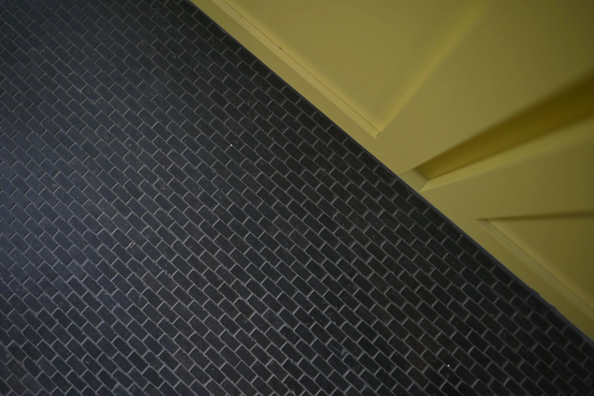 Daltile Diplomacy - Dark Grey 5/8 x 1 (Per Carton)